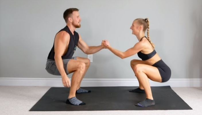 (youtube@madfit..)情侶健身Couple Workout動作２丨拖手深蹲訓練深蹲絕對可以說是其中一項「痛苦」的健身訓練動作，這個看似只是段練下身的動作，事實上需要用到全身的肌肉丶需要全